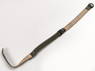 Kinnriemen für einen Tropenhelm der Wehrmacht. Grüne Ausführung für den Filzhelm. Gesamtlänge wie fotografiert etwa 40cm. Sie erhalten ein ( 1 ) ungereinigtes Stück aus altem Lagerbestand