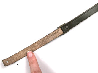 Kinnriemen für einen Tropenhelm der Wehrmacht. Grüne Ausführung für den Filzhelm. Gesamtlänge wie fotografiert etwa 40cm. Sie erhalten ein ( 1 ) ungereinigtes Stück aus altem Lagerbestand