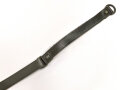 Kinnriemen für einen Tropenhelm der Wehrmacht. Grüne Ausführung für den Filzhelm. Gesamtlänge wie fotografiert etwa 40cm. Sie erhalten ein ( 1 ) ungereinigtes Stück aus altem Lagerbestand