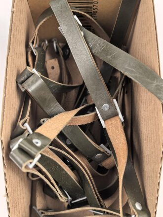 Kinnriemen für einen Tropenhelm der Wehrmacht. Grüne Ausführung für den Filzhelm. Gesamtlänge wie fotografiert etwa 42cm. Sie erhalten ein ( 1 ) ungereinigtes Stück aus altem Lagerbestand