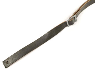 Kinnriemen für einen Tropenhelm der Wehrmacht. Grüne Ausführung für den Filzhelm. Gesamtlänge wie fotografiert etwa 42cm. Sie erhalten ein ( 1 ) ungereinigtes Stück aus altem Lagerbestand