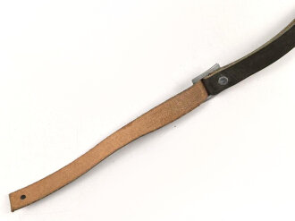 Kinnriemen für einen Tropenhelm der Wehrmacht. Grüne Ausführung für den Filzhelm. Gesamtlänge wie fotografiert etwa 42cm. Sie erhalten ein ( 1 ) ungereinigtes Stück aus altem Lagerbestand