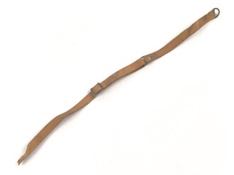 Kinnriemen für einen Tropenhelm der Wehrmacht. An der Befestigung ausgerissen, Gesamtlänge wie fotografiert 47cm. Ungereinigt