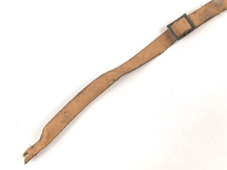 Kinnriemen für einen Tropenhelm der Wehrmacht. An der Befestigung ausgerissen, Gesamtlänge wie fotografiert 47cm. Ungereinigt