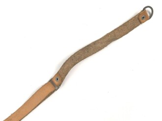 Kinnriemen für einen Tropenhelm der Wehrmacht. An der Befestigung ausgerissen, Gesamtlänge wie fotografiert 47cm. Ungereinigt