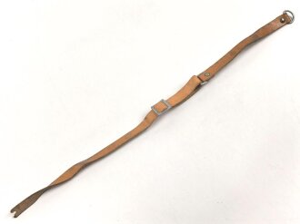 Kinnriemen für einen Tropenhelm der Wehrmacht. An der Befestigung ausgerissen, Gesamtlänge wie fotografiert 47cm. Ungereinigt
