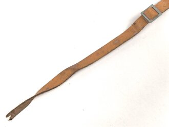 Kinnriemen für einen Tropenhelm der Wehrmacht. An der Befestigung ausgerissen, Gesamtlänge wie fotografiert 47cm. Ungereinigt