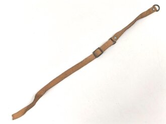 Kinnriemen für einen Tropenhelm der Wehrmacht. An der Befestigung ausgerissen, Gesamtlänge wie fotografiert 47cm. Ungereinigt