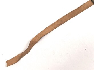 Kinnriemen für einen Tropenhelm der Wehrmacht. An der Befestigung ausgerissen, Gesamtlänge wie fotografiert 47cm. Ungereinigt