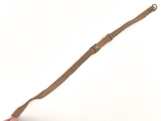 Kinnriemen für einen Tropenhelm der Wehrmacht. An der Befestigung ausgerissen, Gesamtlänge wie fotografiert 47cm. Ungereinigt