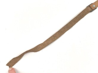 Kinnriemen für einen Tropenhelm der Wehrmacht. An der Befestigung ausgerissen, Gesamtlänge wie fotografiert 47cm. Ungereinigt