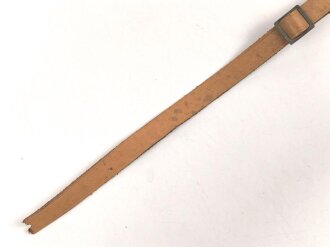 Kinnriemen für einen Tropenhelm der Wehrmacht. An der Befestigung ausgerissen, Gesamtlänge wie fotografiert 45cm. Ungereinigt