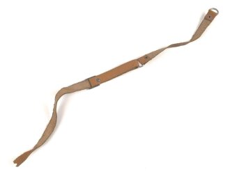 Kinnriemen für einen Tropenhelm der Wehrmacht. An der Befestigung ausgerissen, Gesamtlänge wie fotografiert 46cm. Ungereinigt