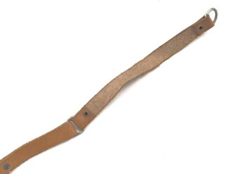 Kinnriemen für einen Tropenhelm der Wehrmacht. An der Befestigung ausgerissen, Gesamtlänge wie fotografiert 46cm. Ungereinigt