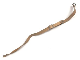 Kinnriemen für einen Tropenhelm der Wehrmacht. An der Befestigung ausgerissen, Gesamtlänge wie fotografiert 46cm. Ungereinigt