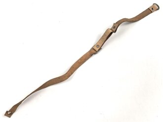 Kinnriemen für einen Tropenhelm der Wehrmacht. An der Befestigung ausgerissen, Gesamtlänge wie fotografiert 46cm. Ungereinigt