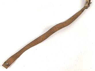 Kinnriemen für einen Tropenhelm der Wehrmacht. An der Befestigung ausgerissen, Gesamtlänge wie fotografiert 46cm. Ungereinigt