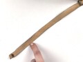 Kinnriemen für einen Tropenhelm der Wehrmacht. An der Befestigung ausgerissen, Gesamtlänge wie fotografiert 46cm. Ungereinigt