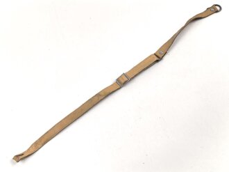 Kinnriemen für einen Tropenhelm der Wehrmacht. An der Befestigung ausgerissen, Gesamtlänge wie fotografiert 47cm. Ungereinigt