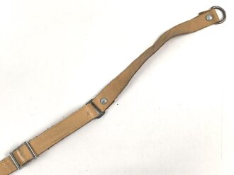 Kinnriemen für einen Tropenhelm der Wehrmacht. An der Befestigung ausgerissen, Gesamtlänge wie fotografiert 47cm. Ungereinigt