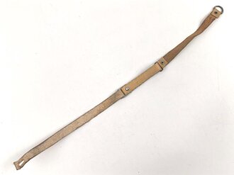 Kinnriemen für einen Tropenhelm der Wehrmacht. An der Befestigung ausgerissen, Gesamtlänge wie fotografiert 47cm. Ungereinigt