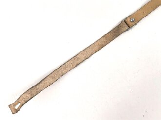 Kinnriemen für einen Tropenhelm der Wehrmacht. An der Befestigung ausgerissen, Gesamtlänge wie fotografiert 47cm. Ungereinigt