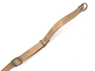 Kinnriemen für einen Tropenhelm der Wehrmacht. An der Befestigung ausgerissen, Gesamtlänge wie fotografiert 45cm. Ungereinigt, leicht angetrocknet