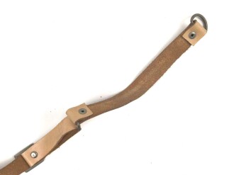 Kinnriemen für einen Tropenhelm der Wehrmacht. An der Befestigung ausgerissen, Gesamtlänge wie fotografiert 45cm. Ungereinigt, leicht angetrocknet