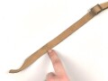 Kinnriemen für einen Tropenhelm der Wehrmacht. An der Befestigung ausgerissen, Gesamtlänge wie fotografiert 45cm. Ungereinigt, leicht angetrocknet