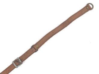Kinnriemen für einen Tropenhelm der Wehrmacht. An der Befestigung ausgerissen, Gesamtlänge wie fotografiert 45cm. Ungereinigt, leicht angetrocknet