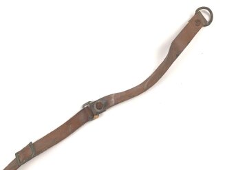 Kinnriemen für einen Tropenhelm der Wehrmacht.  Gesamtlänge wie fotografiert 44cm. Ungereinigt, Leder zum Teil trocken