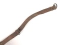 Kinnriemen für einen Tropenhelm der Wehrmacht.  Gesamtlänge wie fotografiert 44cm. Ungereinigt, Leder zum Teil trocken