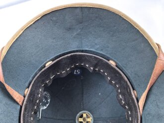 Afrikakorps, Tropenhelm für Angehörige der Luftwaffe. Ursprünglich französischer Helm von 1939, als Beutestück in die Wehrmacht übernommen. Guter Gesamtzustand, die Effekten original ? Kopfgrösse 57