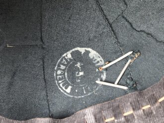 Afrikakorps, Tropenhelm für Angehörige der Luftwaffe. Ursprünglich französischer Helm von 1939, als Beutestück in die Wehrmacht übernommen. Guter Gesamtzustand, die Effekten original ? Kopfgrösse 57