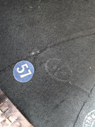 Afrikakorps, Tropenhelm für Angehörige der Luftwaffe. Ursprünglich französischer Helm von 1939, als Beutestück in die Wehrmacht übernommen. Guter Gesamtzustand, die Effekten original ? Kopfgrösse 57