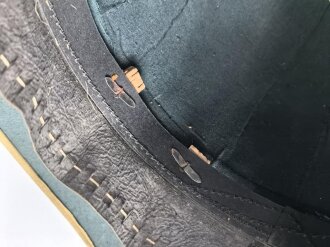 Afrikakorps, Tropenhelm für Angehörige der Luftwaffe. Ursprünglich französischer Helm von 1939, als Beutestück in die Wehrmacht übernommen. Guter Gesamtzustand, die Effekten original ? Kopfgrösse 57