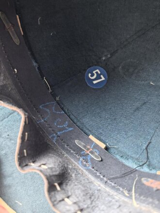 Afrikakorps, Tropenhelm für Angehörige der Luftwaffe. Ursprünglich französischer Helm von 1939, als Beutestück in die Wehrmacht übernommen. Guter Gesamtzustand, die Effekten original ? Kopfgrösse 57