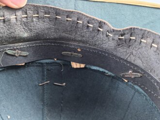 Afrikakorps, Tropenhelm für Angehörige der Luftwaffe. Ursprünglich französischer Helm von 1939, als Beutestück in die Wehrmacht übernommen. Guter Gesamtzustand, die Effekten original ? Kopfgrösse 57