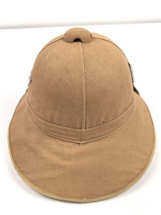 Afrikakorps, Tropenhelm für Angehörige der Luftwaffe. Ursprünglich französischer Helm von 1939, als Beutestück in die Wehrmacht übernommen. Guter Gesamtzustand, die Effekten original ? Kopfgrösse 57