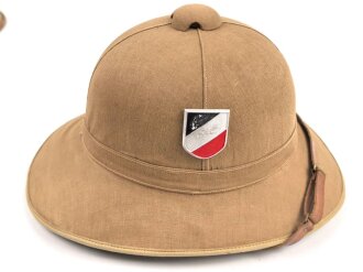 Afrikakorps, Tropenhelm für Angehörige der Luftwaffe. Ursprünglich französischer Helm von 1939, als Beutestück in die Wehrmacht übernommen. Guter Gesamtzustand, die Effekten original ? Kopfgrösse 57