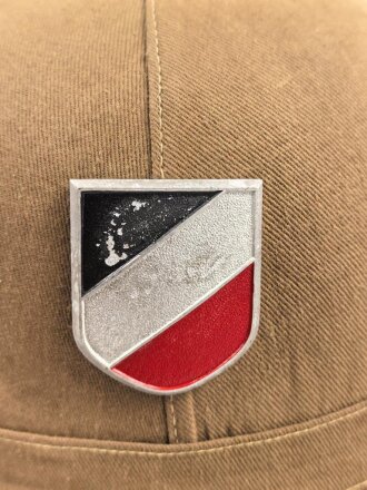 Afrikakorps, Tropenhelm für Angehörige der Luftwaffe. Ursprünglich französischer Helm von 1939, als Beutestück in die Wehrmacht übernommen. Guter Gesamtzustand, die Effekten original ? Kopfgrösse 57
