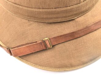 Afrikakorps, Tropenhelm für Angehörige der Luftwaffe. Ursprünglich französischer Helm von 1939, als Beutestück in die Wehrmacht übernommen. Guter Gesamtzustand, die Effekten original ? Kopfgrösse 57