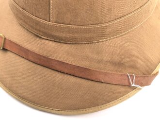 Afrikakorps, Tropenhelm für Angehörige der Luftwaffe. Ursprünglich französischer Helm von 1939, als Beutestück in die Wehrmacht übernommen. Guter Gesamtzustand, die Effekten original ? Kopfgrösse 57