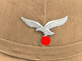 Afrikakorps, Tropenhelm für Angehörige der Luftwaffe. Ursprünglich französischer Helm von 1939, als Beutestück in die Wehrmacht übernommen. Guter Gesamtzustand, die Effekten original ? Kopfgrösse 57