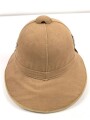 Afrikakorps, Tropenhelm für Angehörige der Luftwaffe. Ursprünglich französischer Helm von 1939, als Beutestück in die Wehrmacht übernommen. Guter Gesamtzustand, die Effekten original ? Kopfgrösse 57