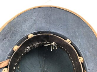 Afrikakorps, Tropenhelm für Angehörige der Luftwaffe. Ursprünglich französischer Helm von 1939, als Beutestück in die Wehrmacht übernommen. Guter Gesamtzustand, die Effekten original ? Kopfgrösse 58