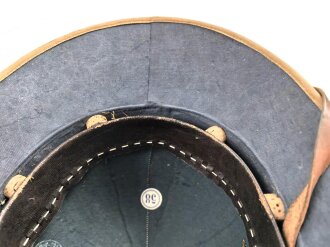 Afrikakorps, Tropenhelm für Angehörige der Luftwaffe. Ursprünglich französischer Helm von 1939, als Beutestück in die Wehrmacht übernommen. Guter Gesamtzustand, die Effekten original ? Kopfgrösse 58
