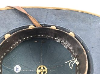 Afrikakorps, Tropenhelm für Angehörige der Luftwaffe. Ursprünglich französischer Helm von 1939, als Beutestück in die Wehrmacht übernommen. Guter Gesamtzustand, die Effekten original ? Kopfgrösse 58