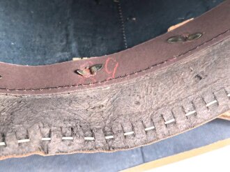 Afrikakorps, Tropenhelm für Angehörige der Luftwaffe. Ursprünglich französischer Helm von 1939, als Beutestück in die Wehrmacht übernommen. Guter Gesamtzustand, die Effekten original ? Kopfgrösse 58