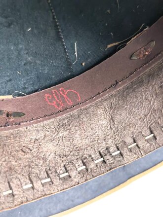 Afrikakorps, Tropenhelm für Angehörige der Luftwaffe. Ursprünglich französischer Helm von 1939, als Beutestück in die Wehrmacht übernommen. Guter Gesamtzustand, die Effekten original ? Kopfgrösse 58